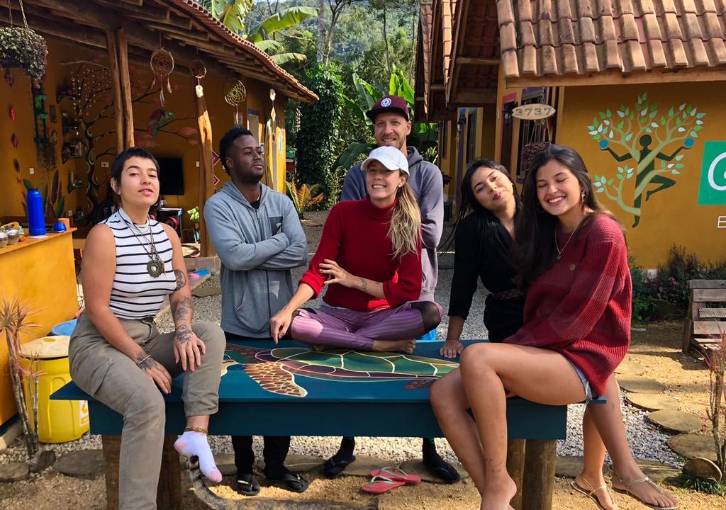 Voluntarios en el patio de un hostel de Ubatuba