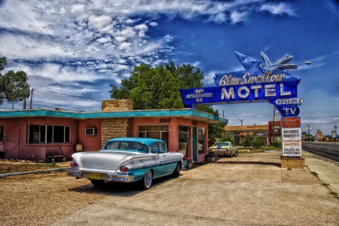 Auto antiguo en entrada de motel de Estados Unidos