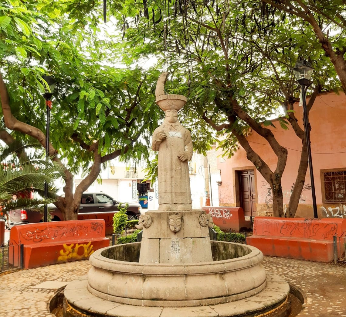 MONUMENTO AL CHÍNELO EN EL CENTRO DE TLAYACAPAN 