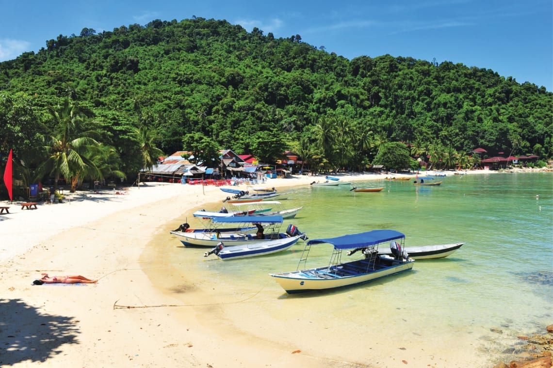 Playa con botes en Perhentian