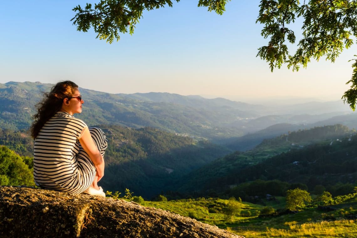  lugares tranquilos: chica apreciando el paisaje del Parque Nacional Peneda-Geres