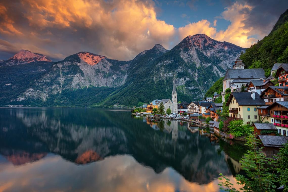 Casas alpinas a orillas del lago en Hallstatt, Austria