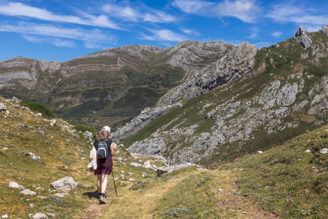 Chica haciendo ruta de senderismo en el Parque Natural Somiedo