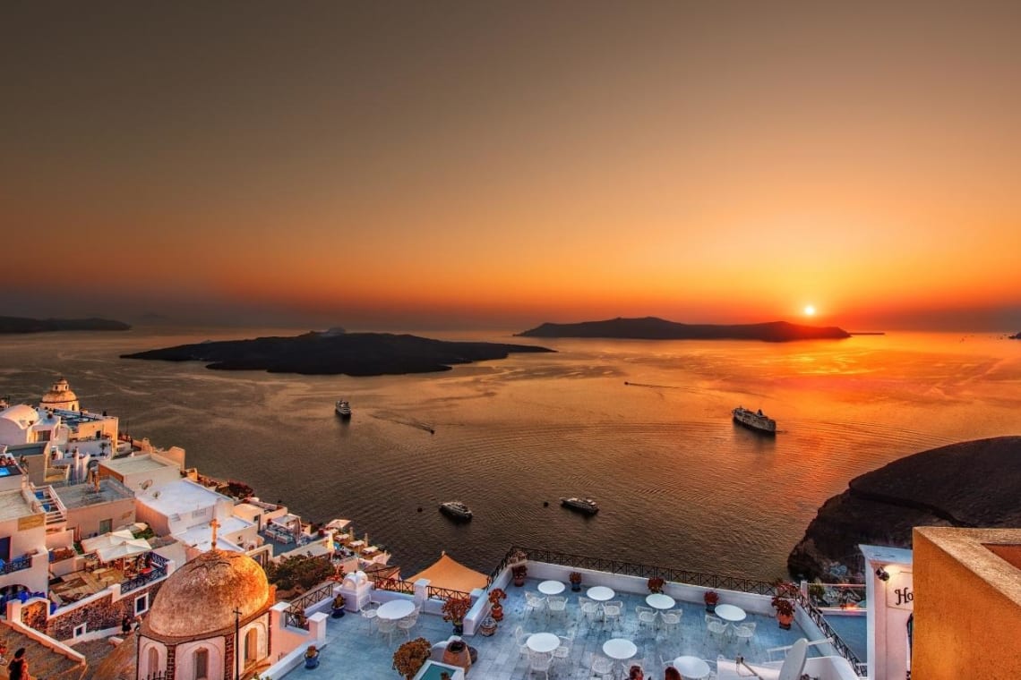 Atardecer sobre el Mar Egeo visto desde Santorini, Grecia