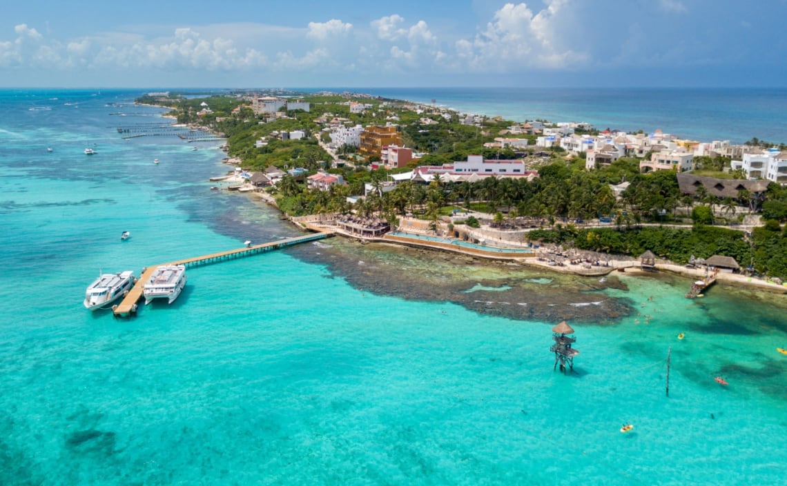 Vista aérea de Isla Mujeres rodeada por mar color turquesa