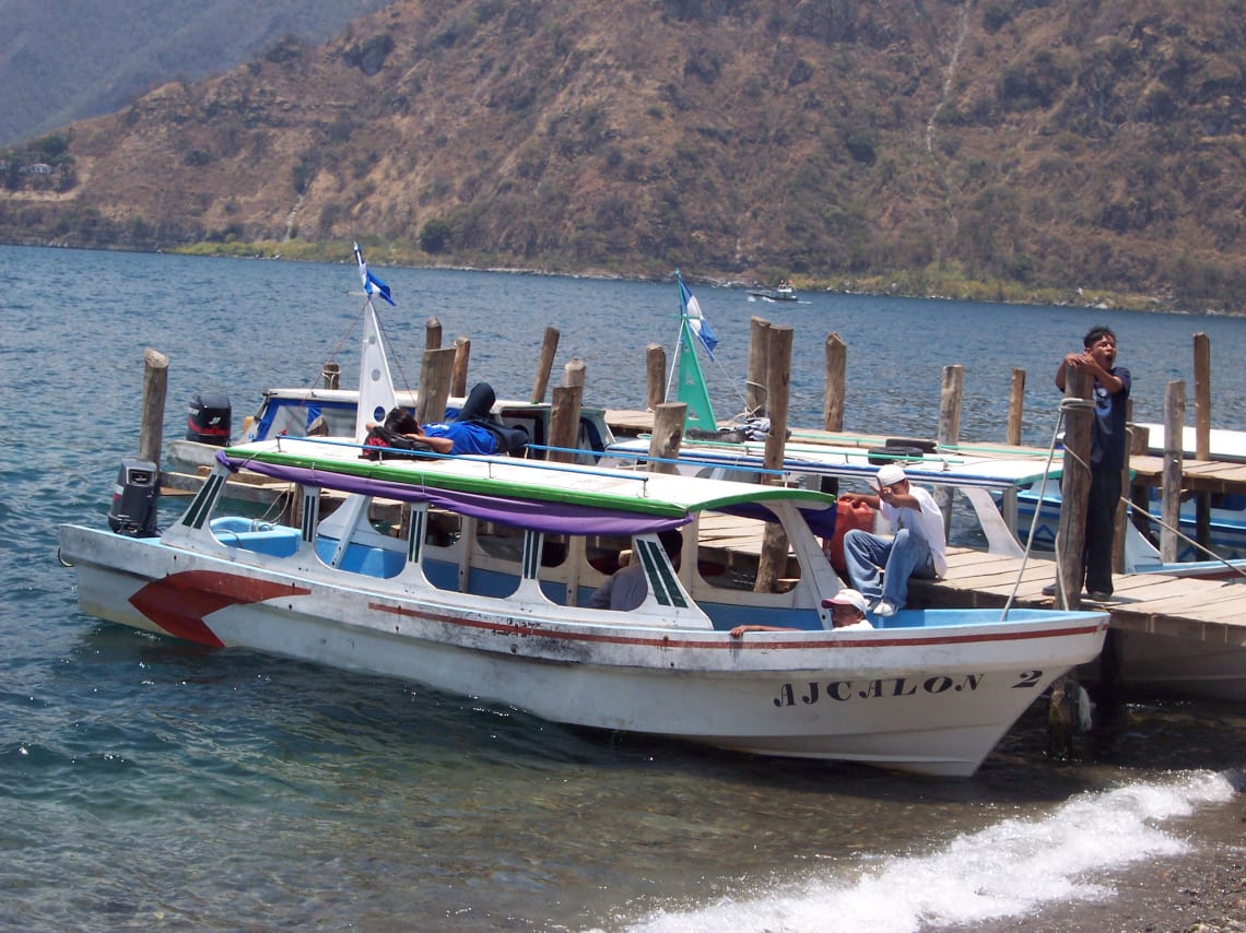 Las lanchas conectan Panajachel con el resto de los pueblos alrededor del lago de Atitlán