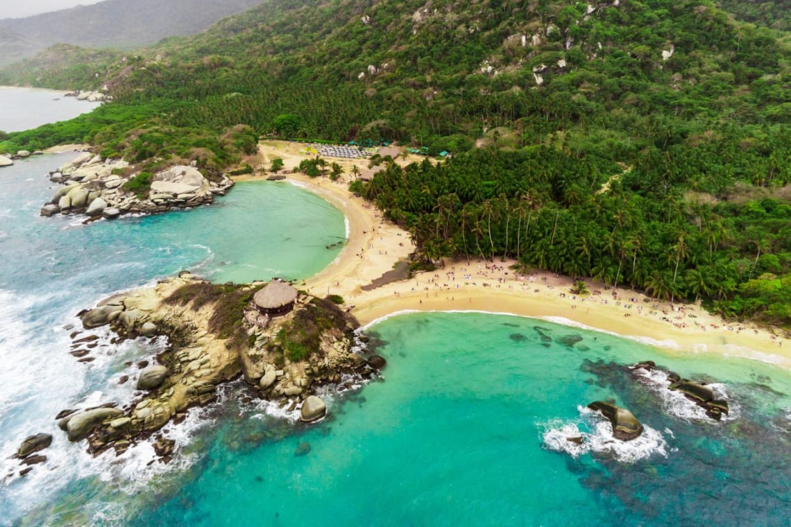 Qué se necesita para viajar a Colombia: vista aérea de playa del Parque Tayrona