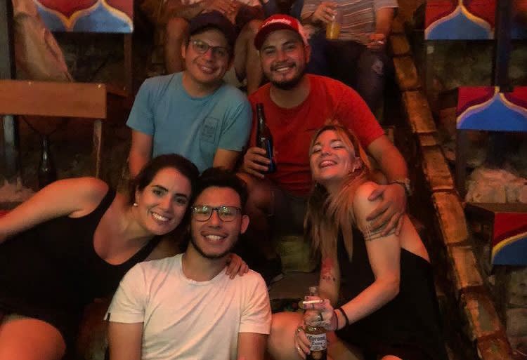 Cinco jóvenes de fiesta en el Hostel Los Amigos