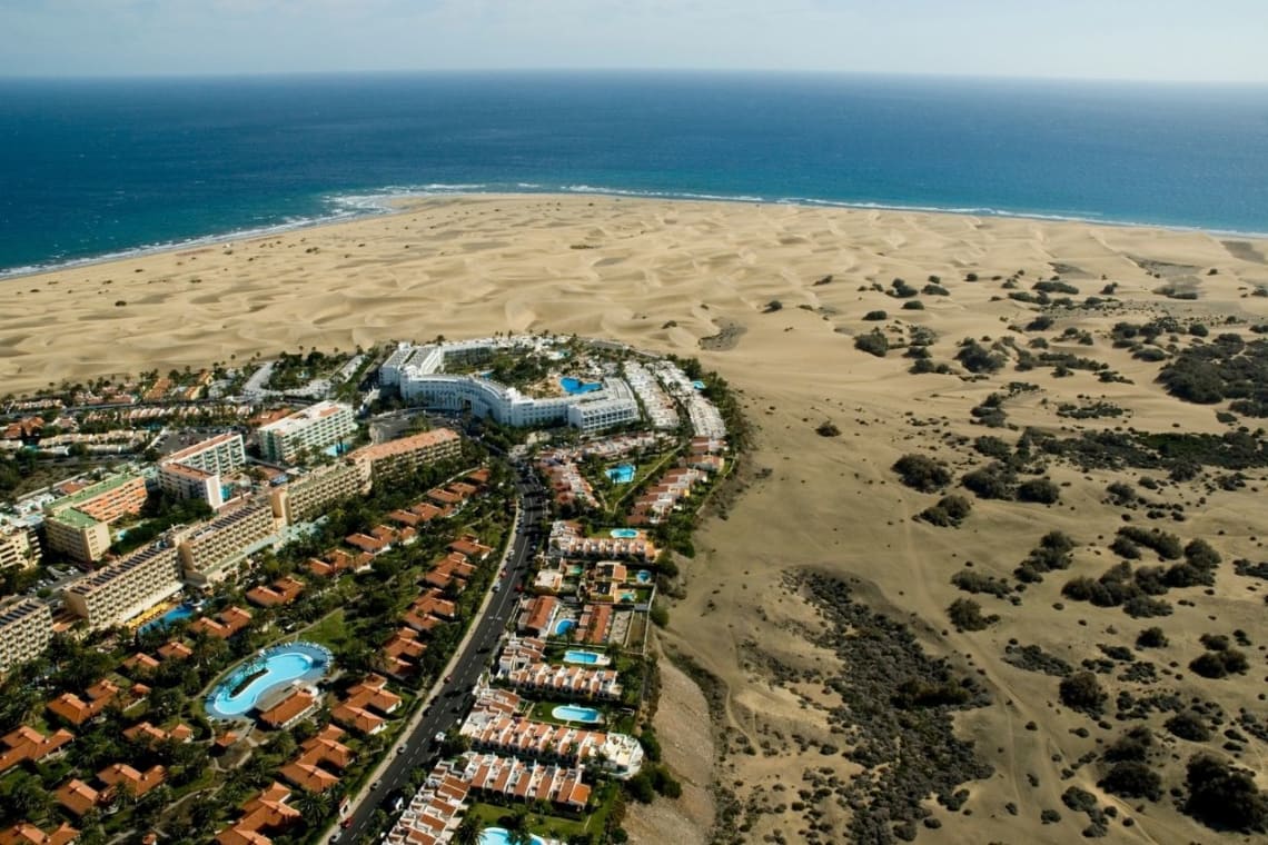 Vista aérea de la playa de Maspalomas con dunas de arenas