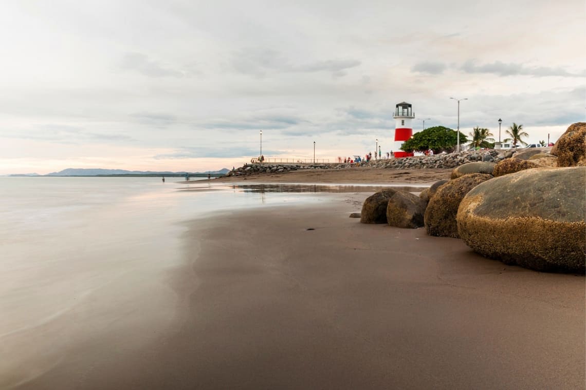 Playa de Puntarenas con faro de fondo