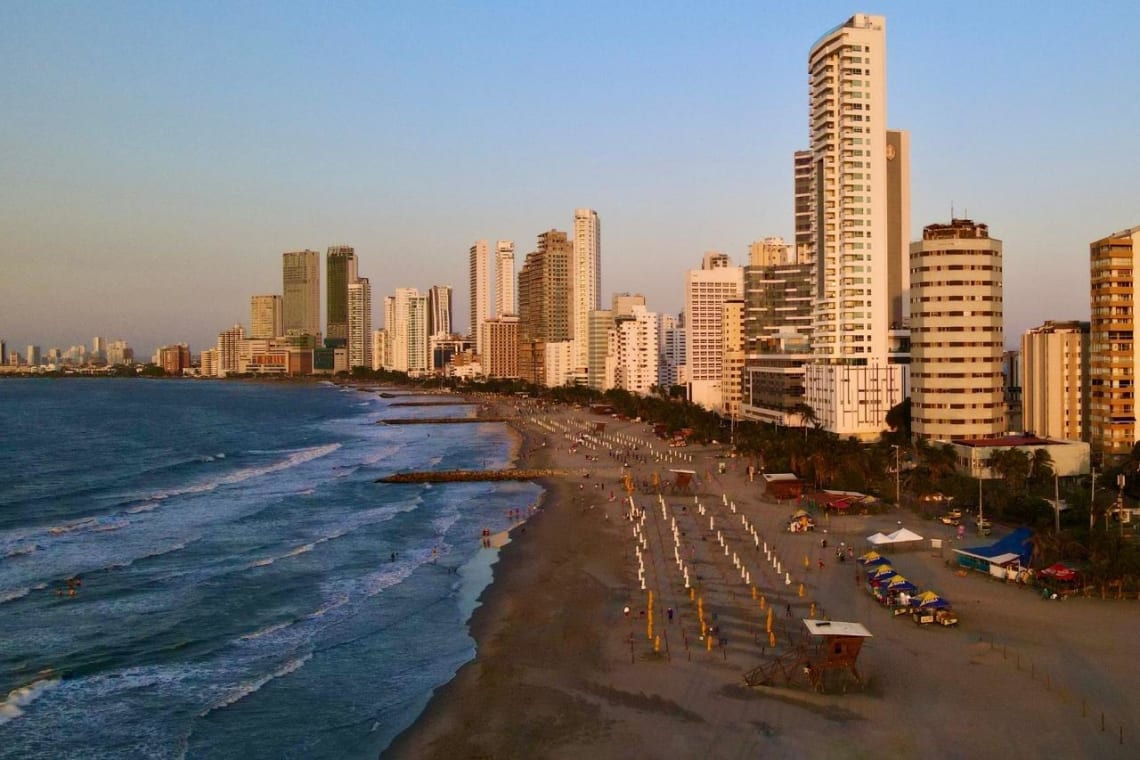 Playa de Cartagena en el centro de la ciudad con altos edificios detrás 