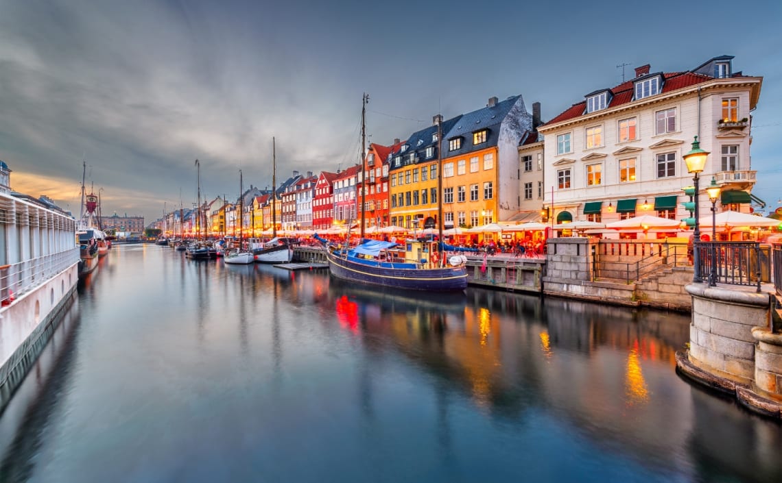 Canal con barcos en Copenague, Dinamarca, uno de los mejores países para vivir