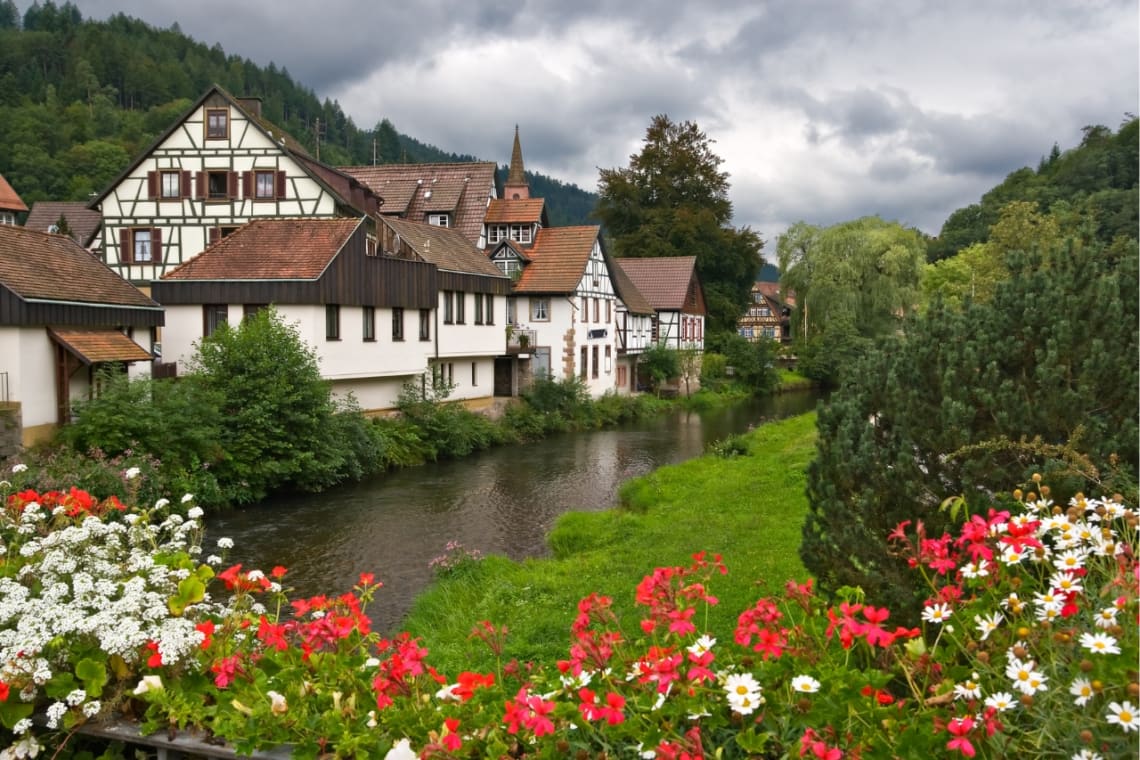 Casas tradicionales de la aldea Schiltach a orillas de un arroyo