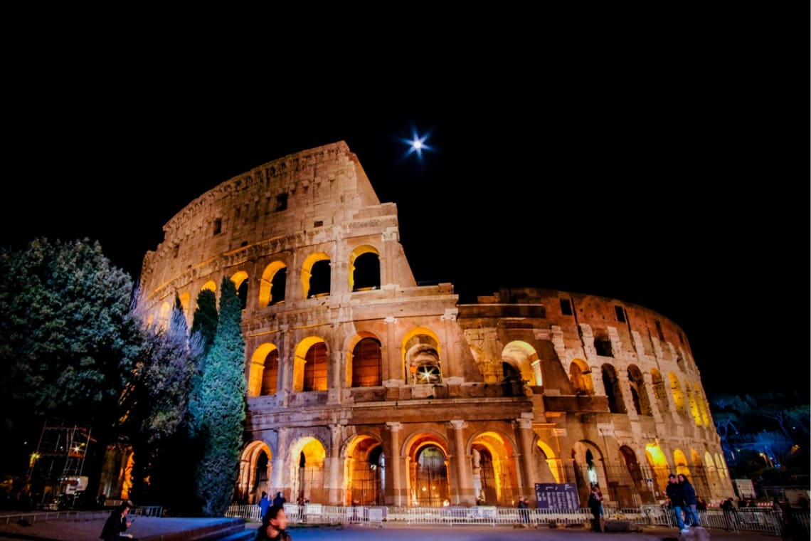 Exterior del Coliseo romano por la noche