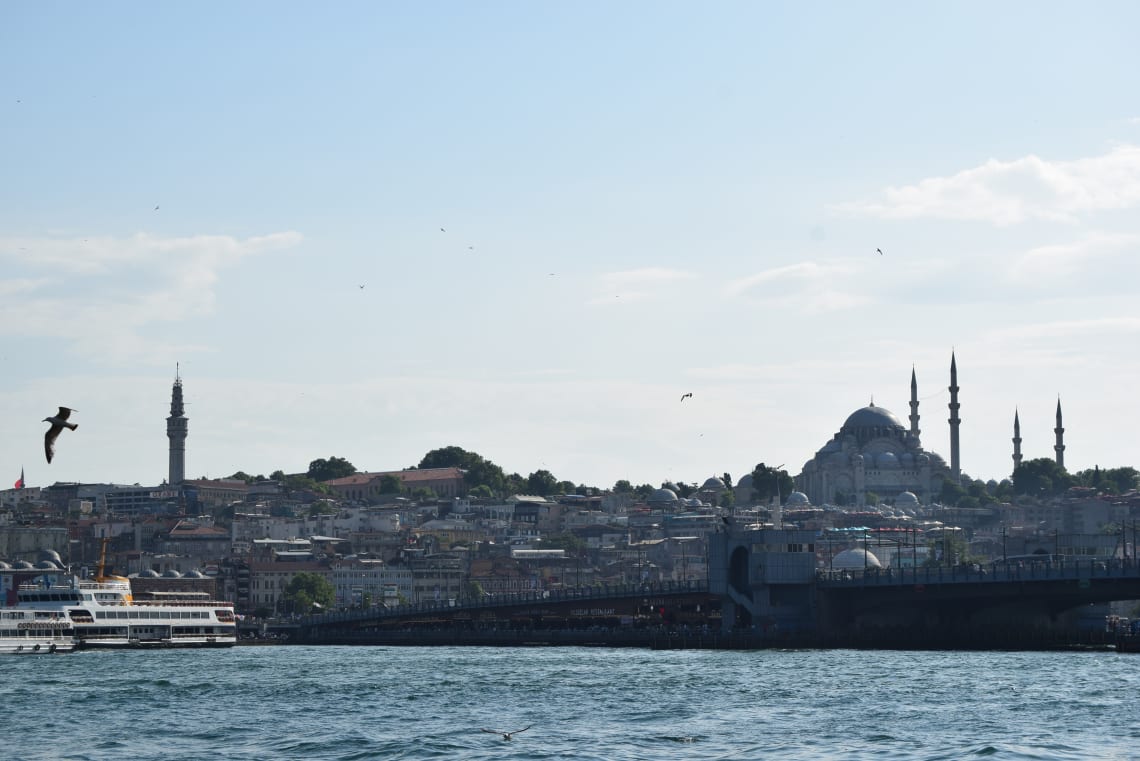 Todo lo que debes saber antes de viajar a Estambul - Worldpackers - vista de estambul desde un barco