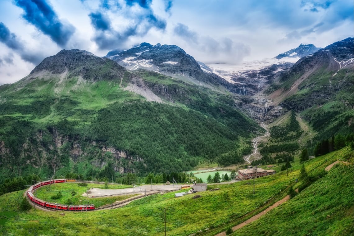 Tren Bernina Express serpenteando entre las montañas. Uno de los mejores recorridos en tren por Europa