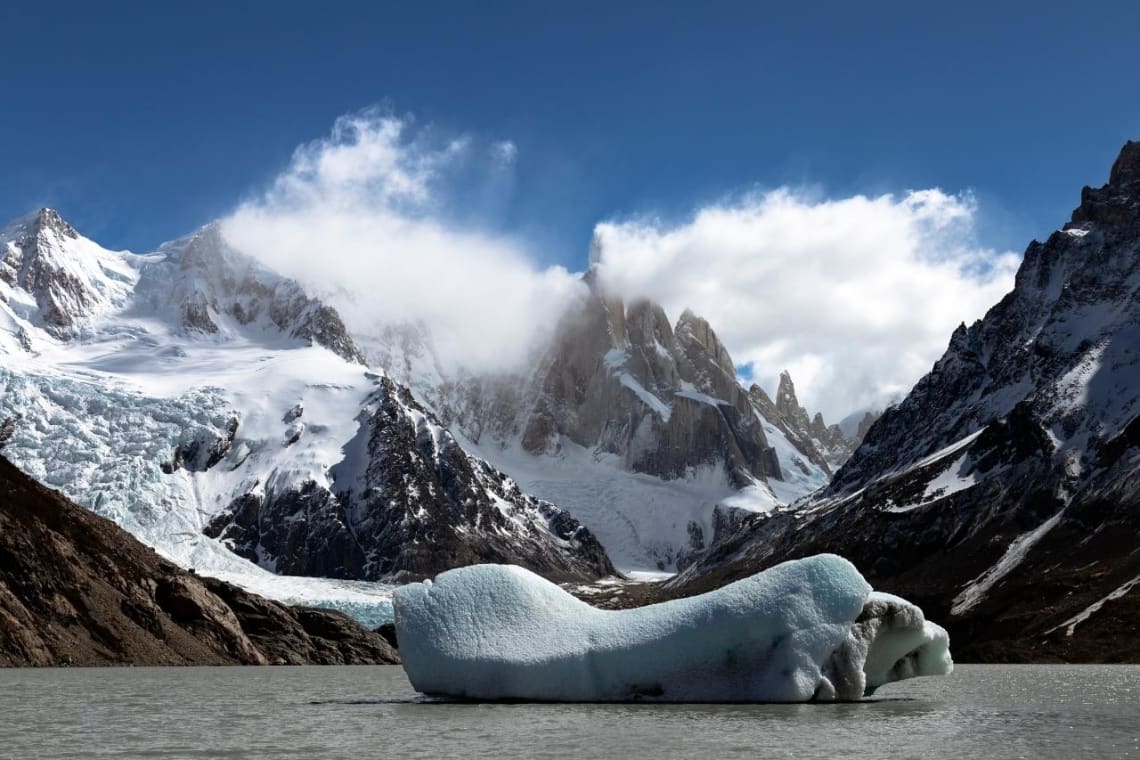 Laguna Torre con témpano de hielo desprendido del glaciar. El Chaltén