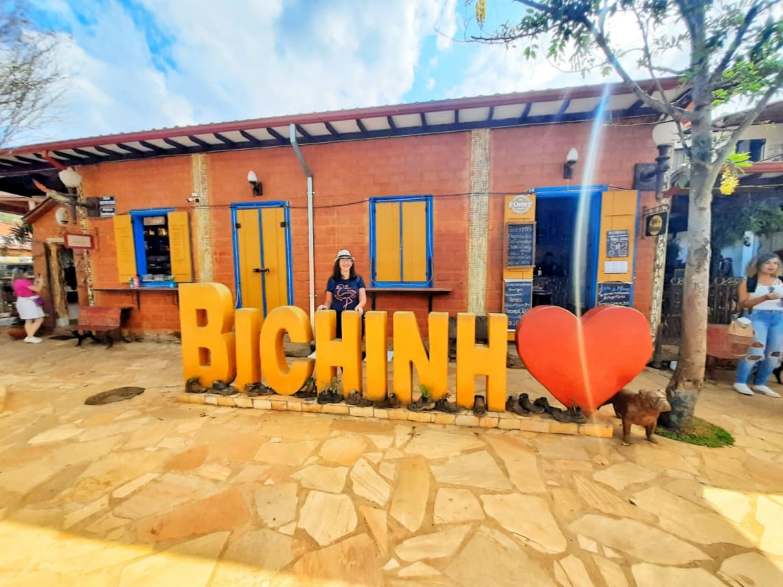 Placa que diz "Bichinho" com um coração no lugar da letra O