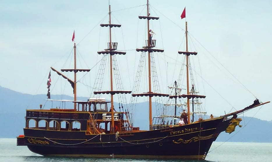 "Barco pirata", una de las actividades para hacer en Cansvieiras, Florianópolis