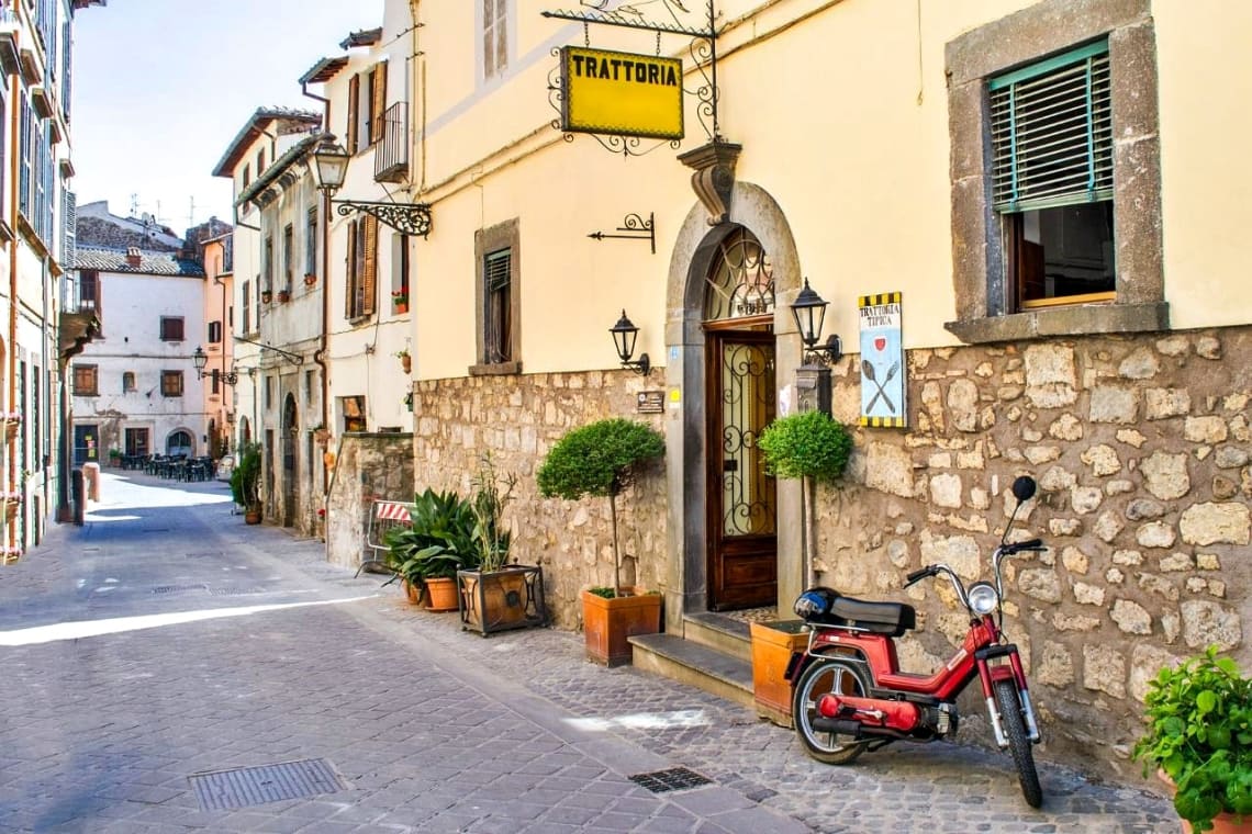 Entrada a una trattoria, lugar perfecto para comer bien y barato en Italia