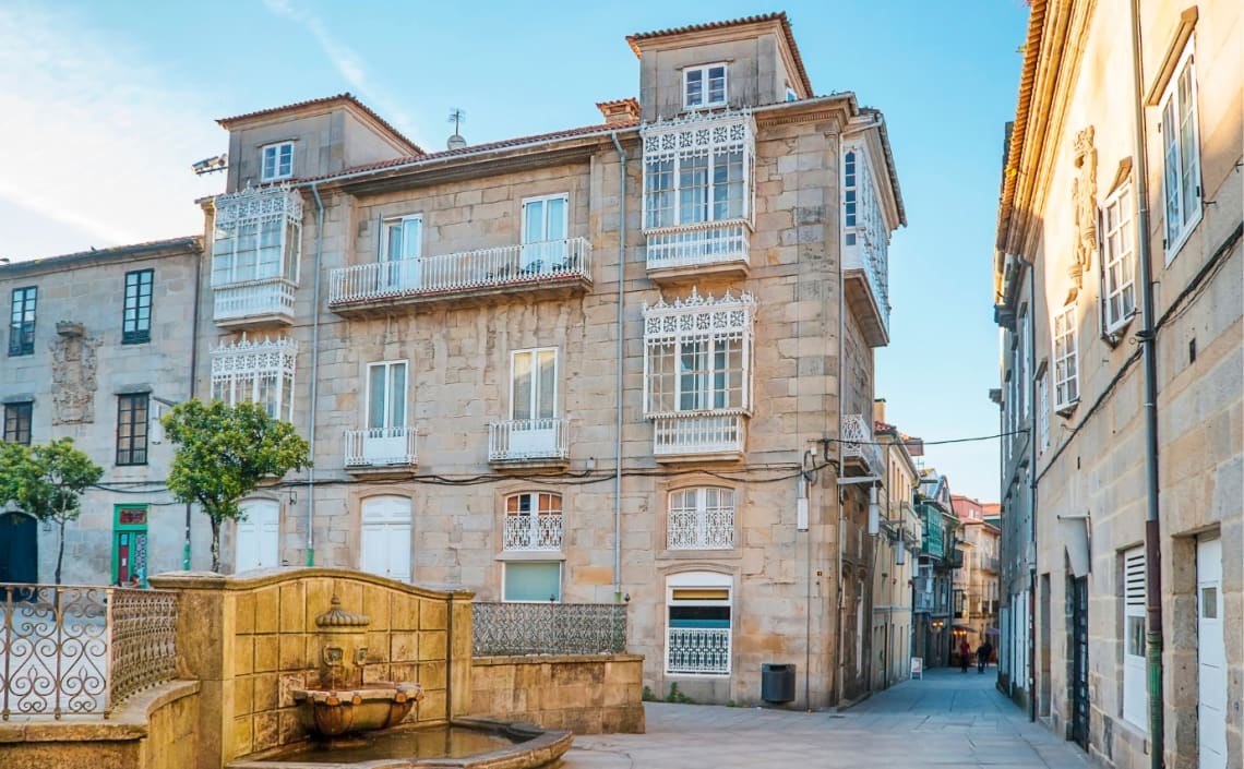 Callecitas peatonales con edificios de piedra en casco histórico de Pontevedra. Galicia, Epaña