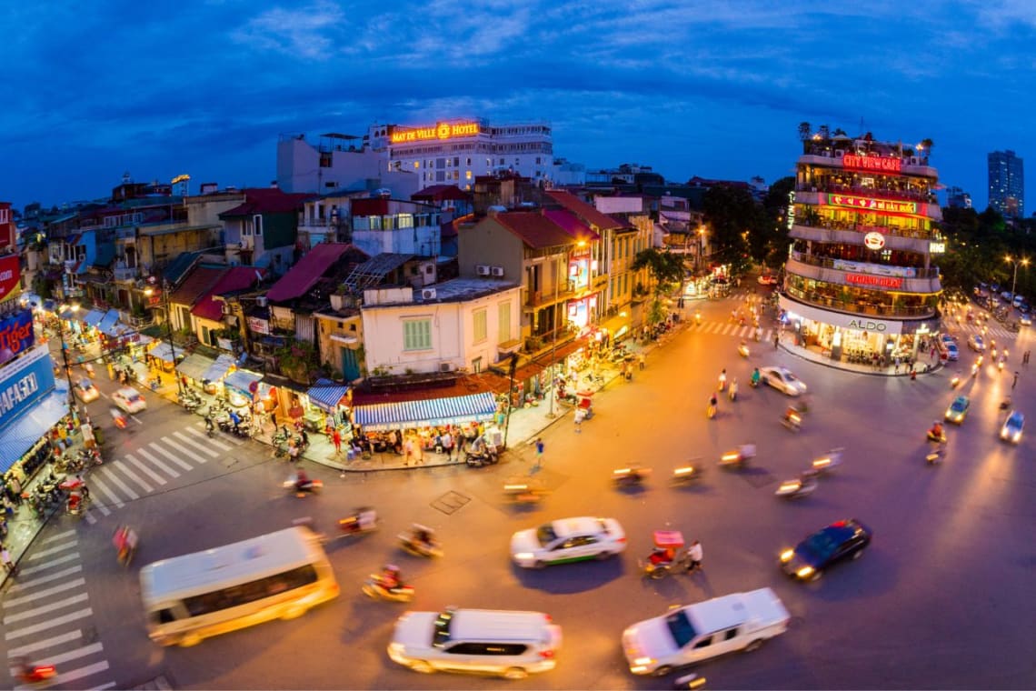 Vista desde arriba de esquina transitada de Hanoi por la noche