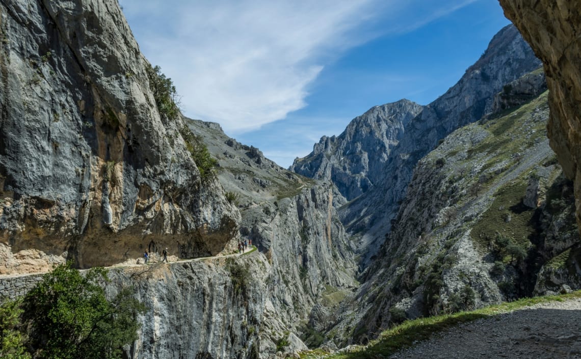 Camino tallado en la montaña de la Ruta del Cares