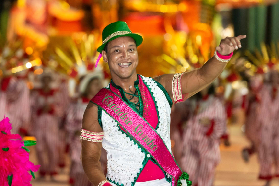 Bailarín de escuela de samba en el carnaval