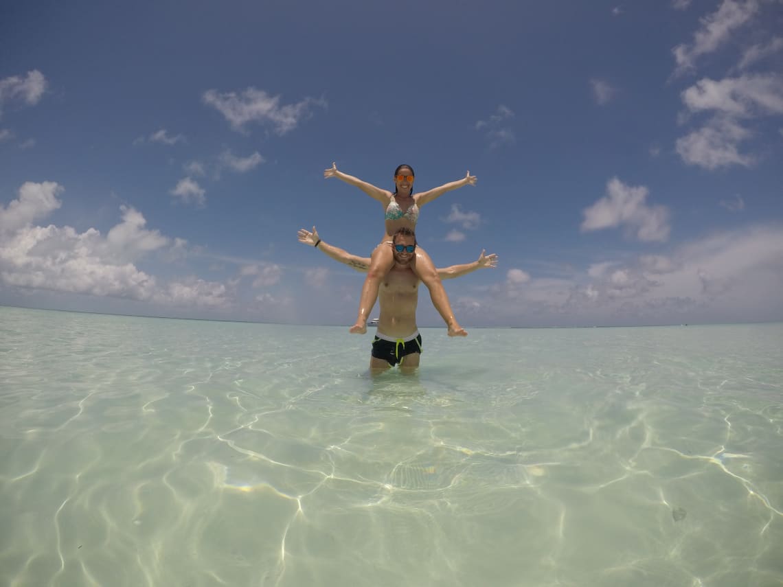 Cómo viajar a Asia con poco dinero - Worldpackers- playa en Maldivas 