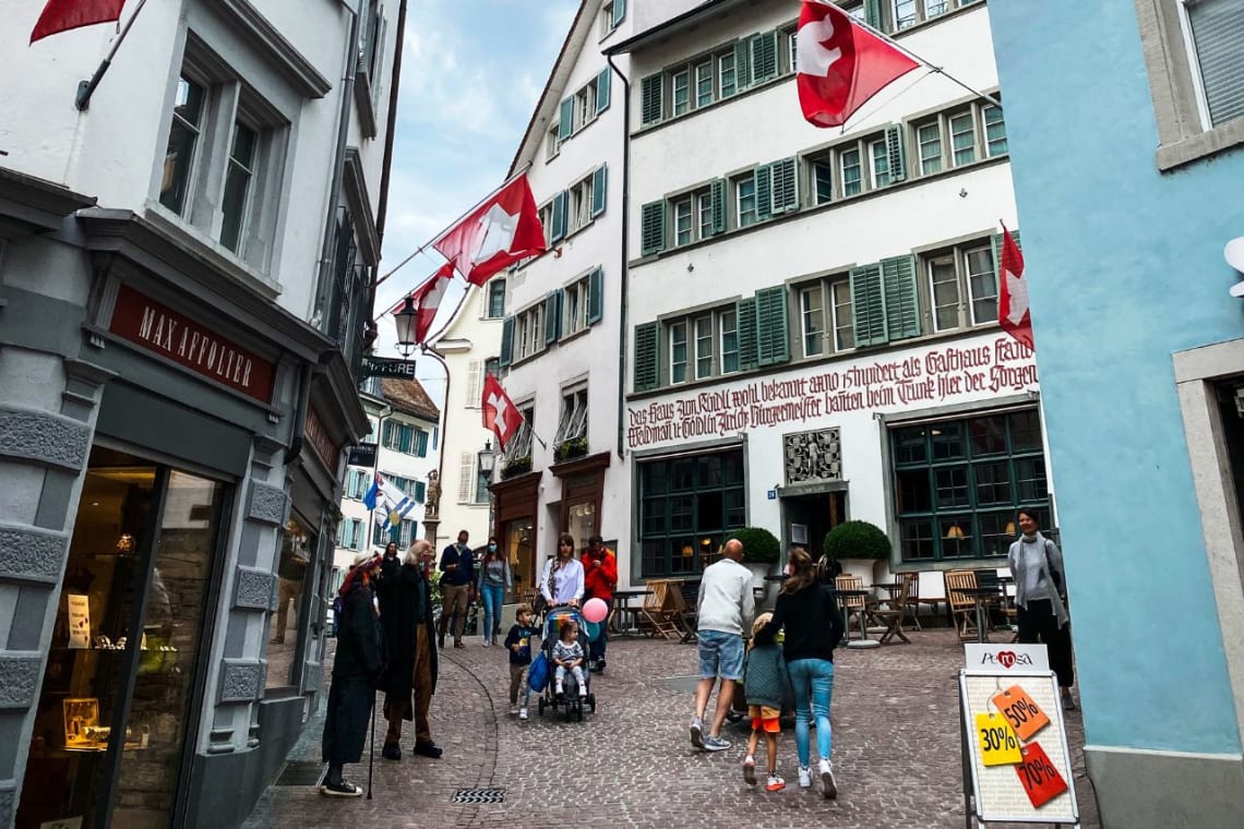 Calle comercial peatonal con gente paseando
