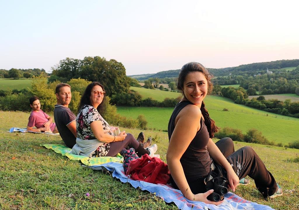 Voluntaria y anfitriones tomando un descanso en la naturaleza de Normandía, Francia