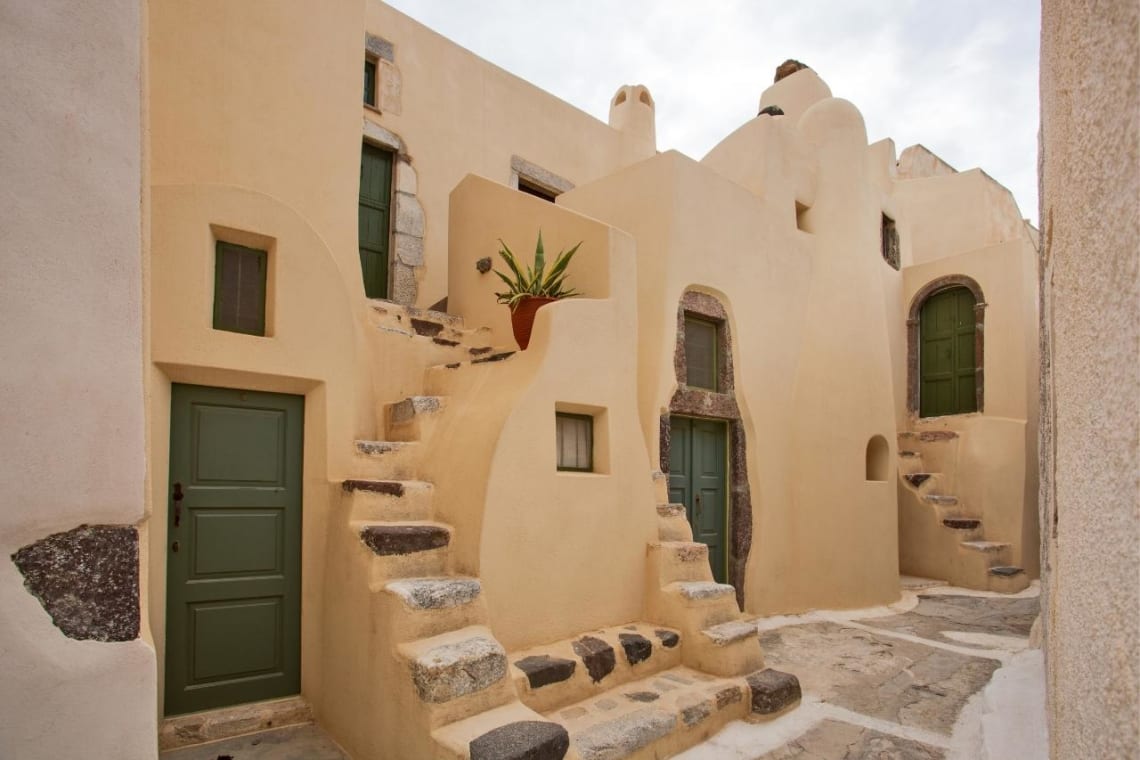 Callecita angosta en Emporio, pueblo del interior de Santorini
