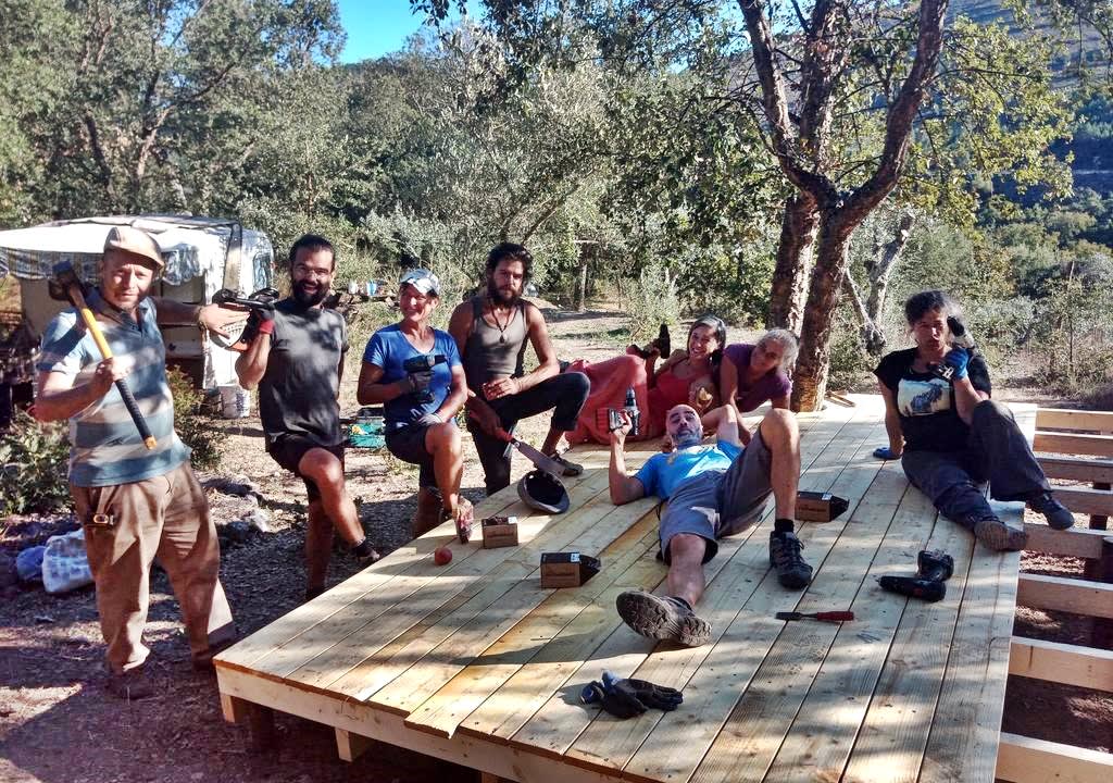 Spanish immersion program: volunteers doing construction work