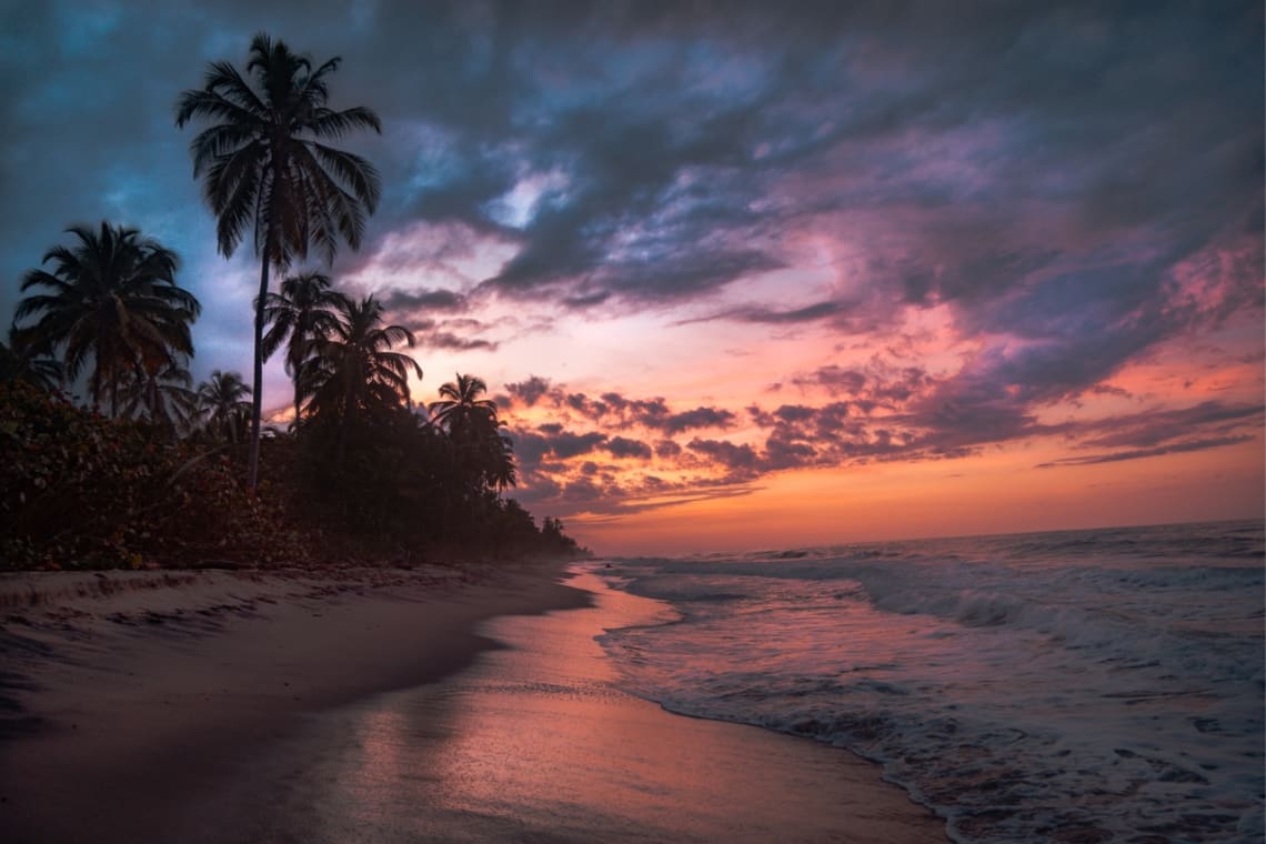 Playa de Palomino al tardecer, uno de los pueblos de Colombia para visitar