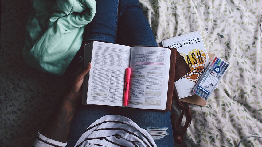 Cómo puedes aprender un idioma viajando - Worldpackers - mujer aprendiendo un idioma leyendo libro 