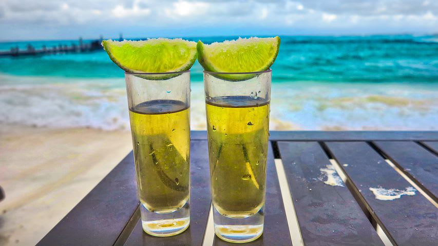 Todo lo que debes saber antes de viajar a Cancún: guía completa - Worldpackers - tragos de tequila con limón en cancun 
