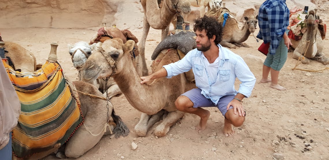 O camelo me disse que o único problema de viver no deserto era a falta de camelas.