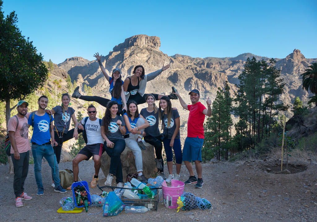 Grupo de jóvenes luego de hacer limpieza de plástico en una zona natural de España