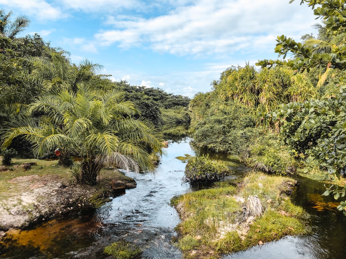 Vista de uma das pontes do Vilarejo, de um dos pontos de banho do Rio Imbassaí  – Foto: Gretel Devill