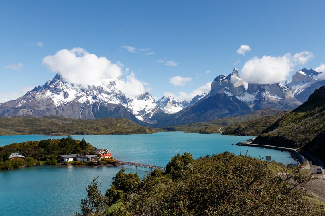Vista de laguna turquesa y montañas nevadas de fondo, en el Parque Nacional Torres del Paine