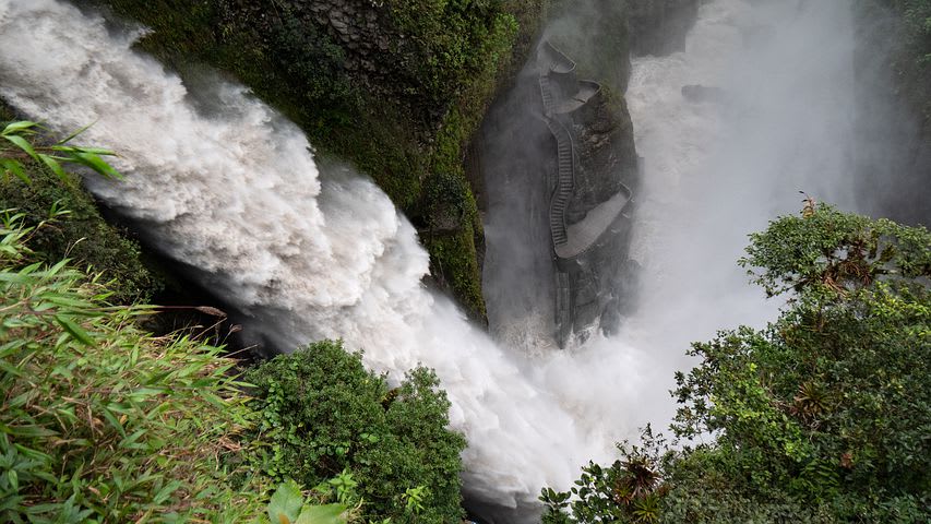 Los mejores 10 destinos de Sudamérica para mochileros - Worldpackers - cascada en baños ecuador, pailon del diablo&nbsp;