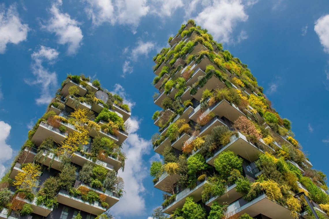 Edificios ecológicos con muchas plantas en Milán