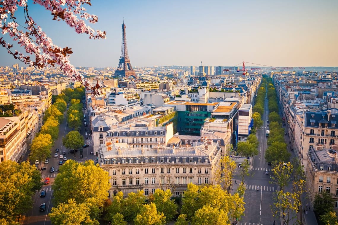 Foto de centro de París desde un balcón de edificio donde se ve la Torre Eiffel