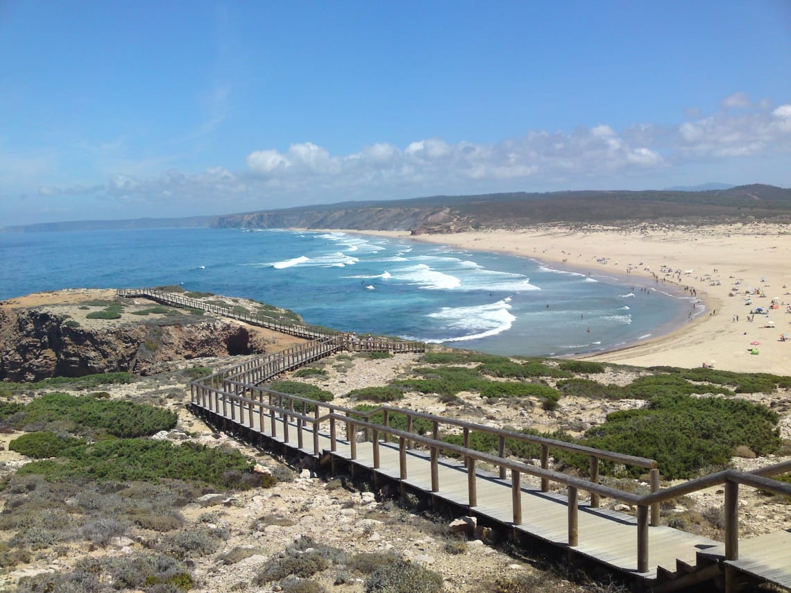 imagem da passarela de madeira junto à praia da bordeira, uma das melhores praias de portugal