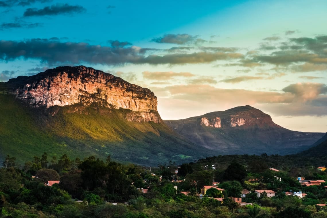 Sierras de la Chapada Diamantina iluminadas por rayo de sol, en el interior de Bahía