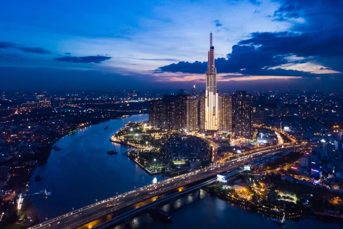 Ho Chi Minh por la noche, con altos edificios y rascacielos que sobresale del resto