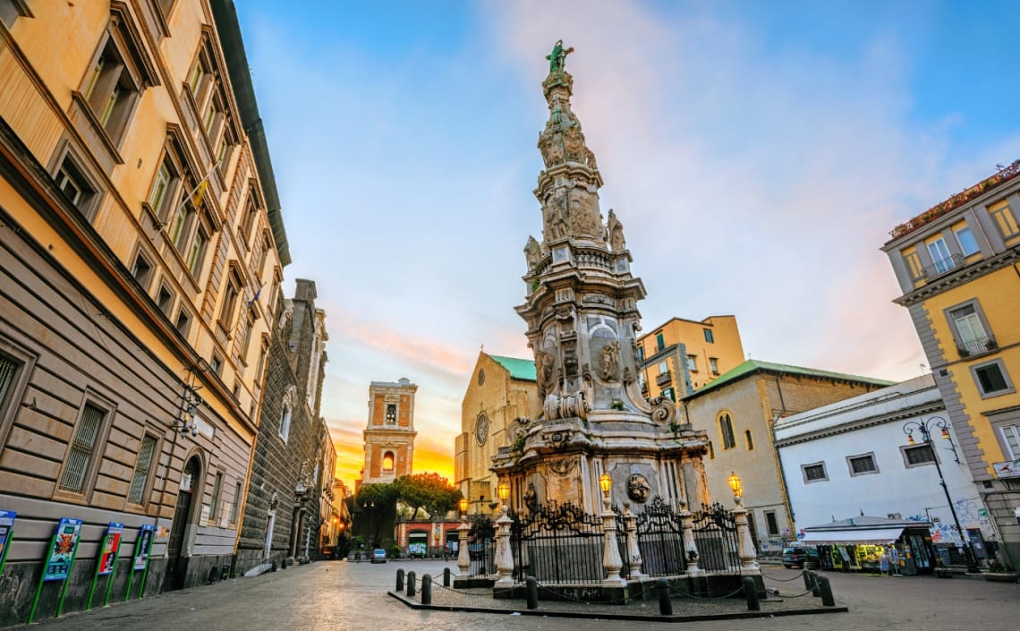 Piazza del Gesú Nuovo al atardecer en Nápoles