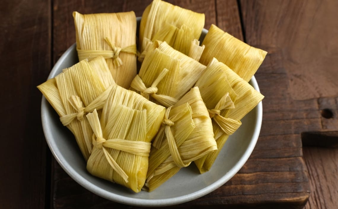 Tamales en un plato, una comida tradicional del norte argentino