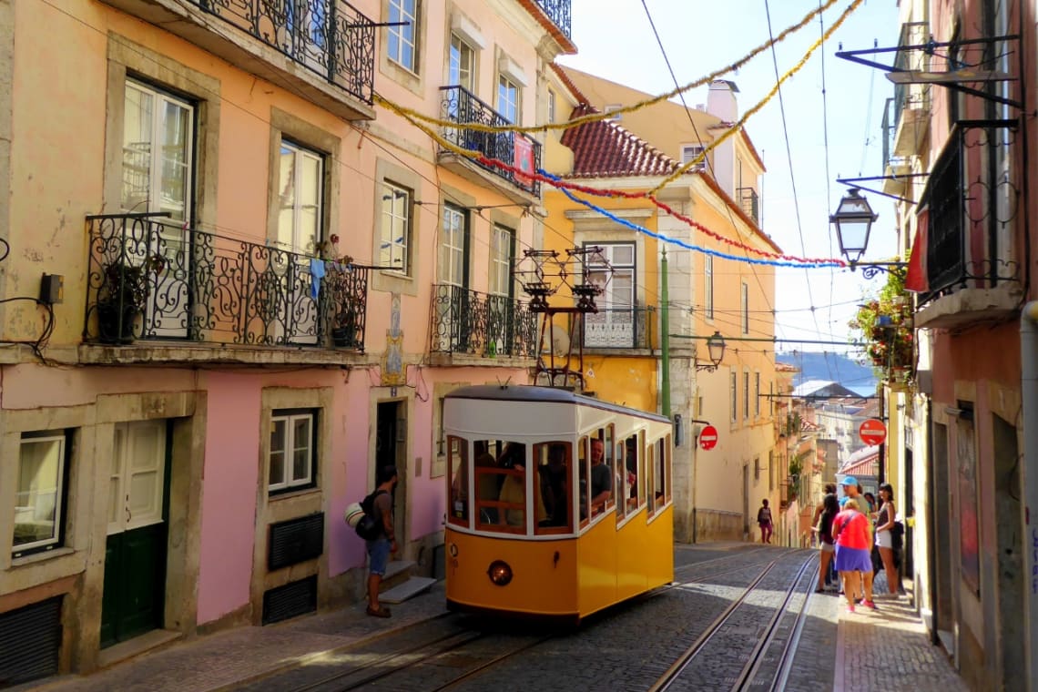 Tranvía subiendo por una calle de Lisboa, Portugal