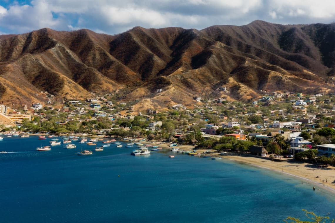 Playa de Taganga con montañas detrás